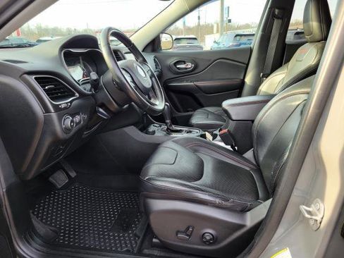 Used 2019 Jeep Cherokee Trailhawk image 8