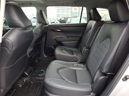 Used 2023 Toyota Highlander XLE image 13