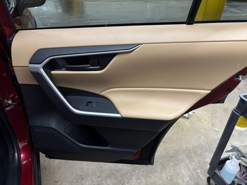 Used 2019 Toyota RAV4 LE w/ Carpet Mat Package image 17