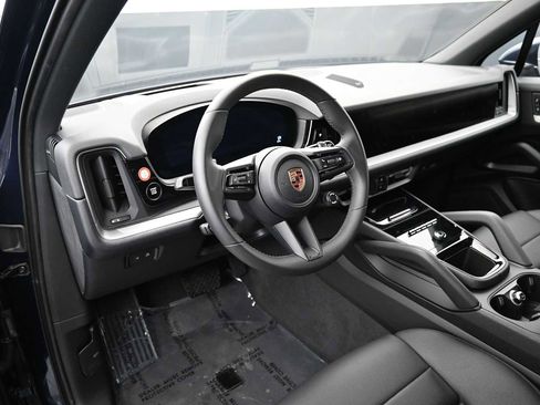 Certified 2025 Porsche Cayenne AWD/4WD image 4