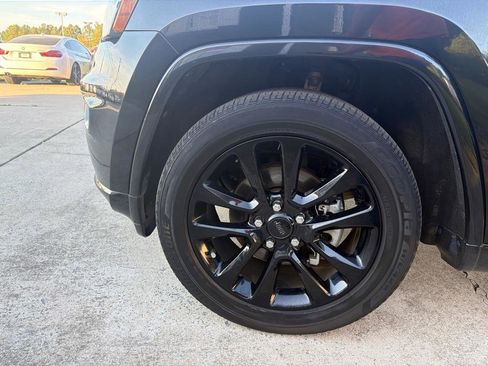 Used 2018 Jeep Grand Cherokee Altitude image 31