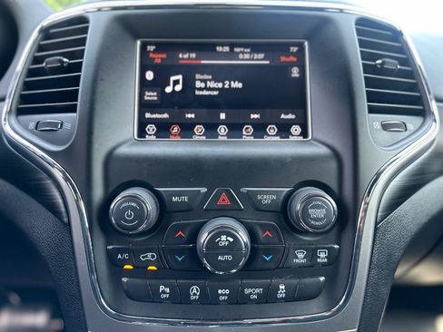 Used 2020 Jeep Grand Cherokee Laredo RWD image 11
