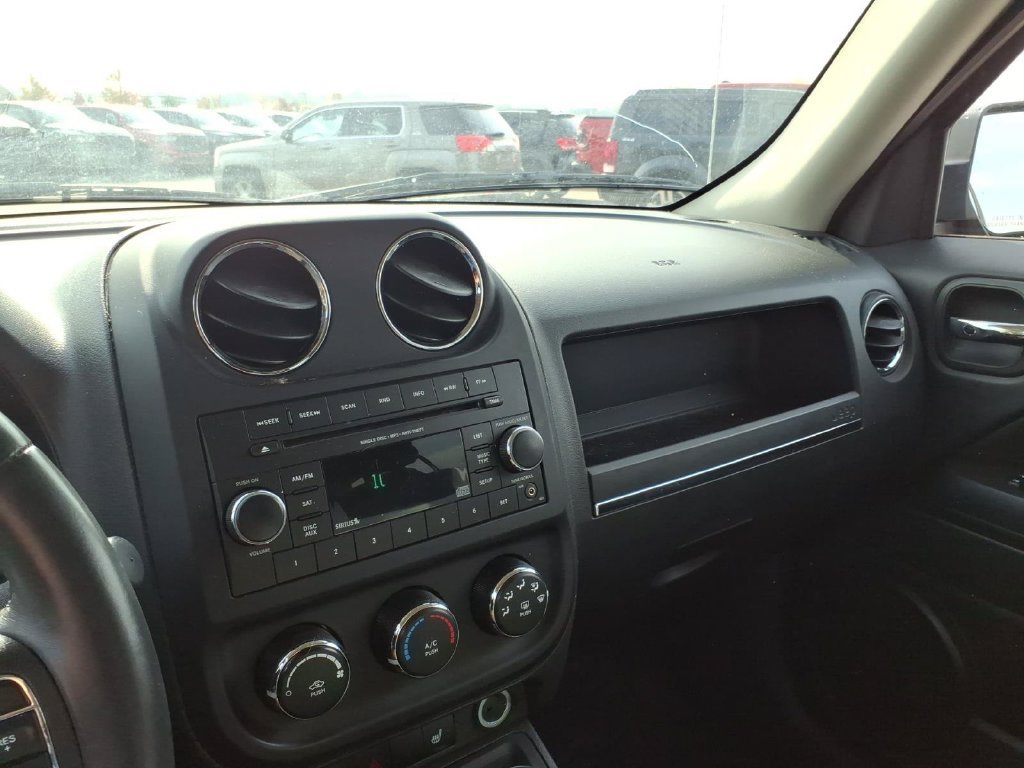 Used 2014 Jeep Patriot Latitude AWD/4WD image 13