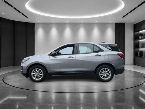 Used 2023 Chevrolet Equinox LS FWD image 3
