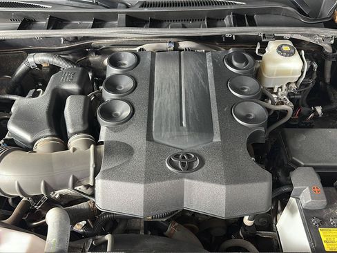 Used 2018 Toyota 4Runner SR5 AWD/4WD image 26