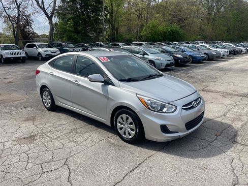 Used 2016 Hyundai Accent SE w/ Option Group 02 FWD image 3