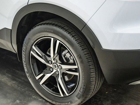 Certified 2025 Volvo XC40 B5 Core AWD/4WD image 11