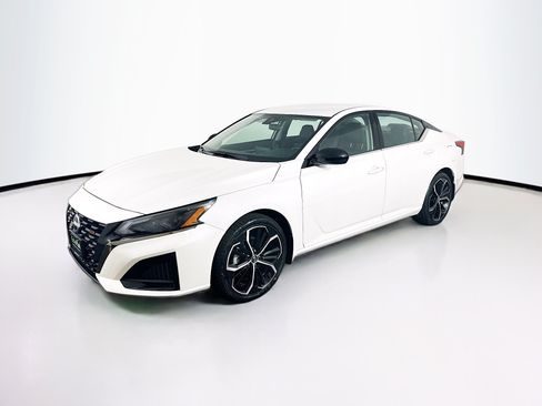 Used 2024 Nissan Altima 2.5 SR FWD image 3