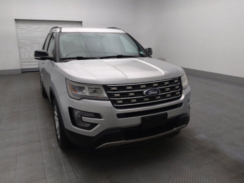 Used 2017 Ford Explorer XLT FWD image 14