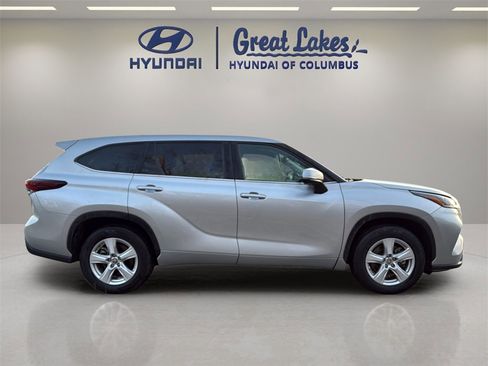 Used 2024 Toyota Highlander LE image 6