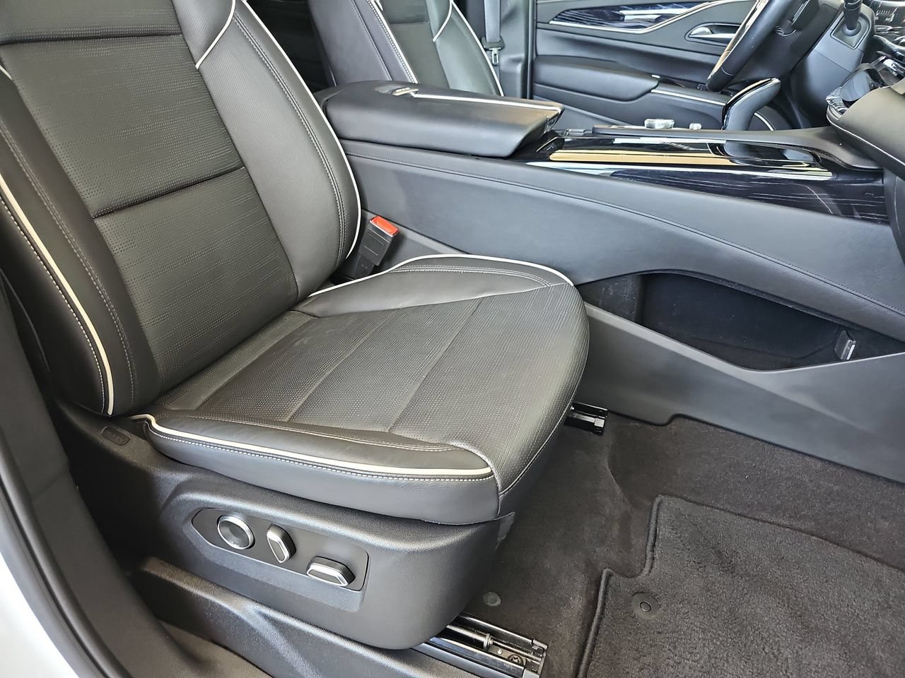 Certified 2023 Cadillac Escalade Sport w/ LPO, ONYX Package AWD/4WD image 10
