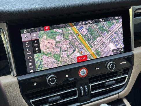 Used 2025 Porsche Macan image 25