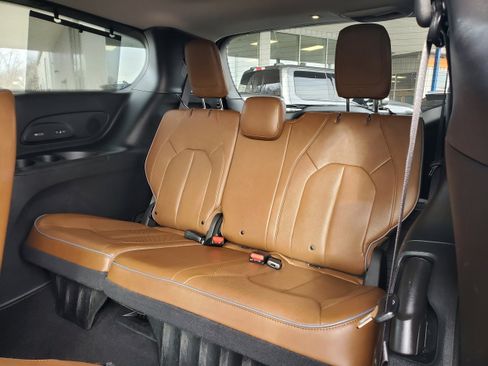 Used 2019 Chrysler Pacifica Limited w/ Tire & Wheel Group image 26