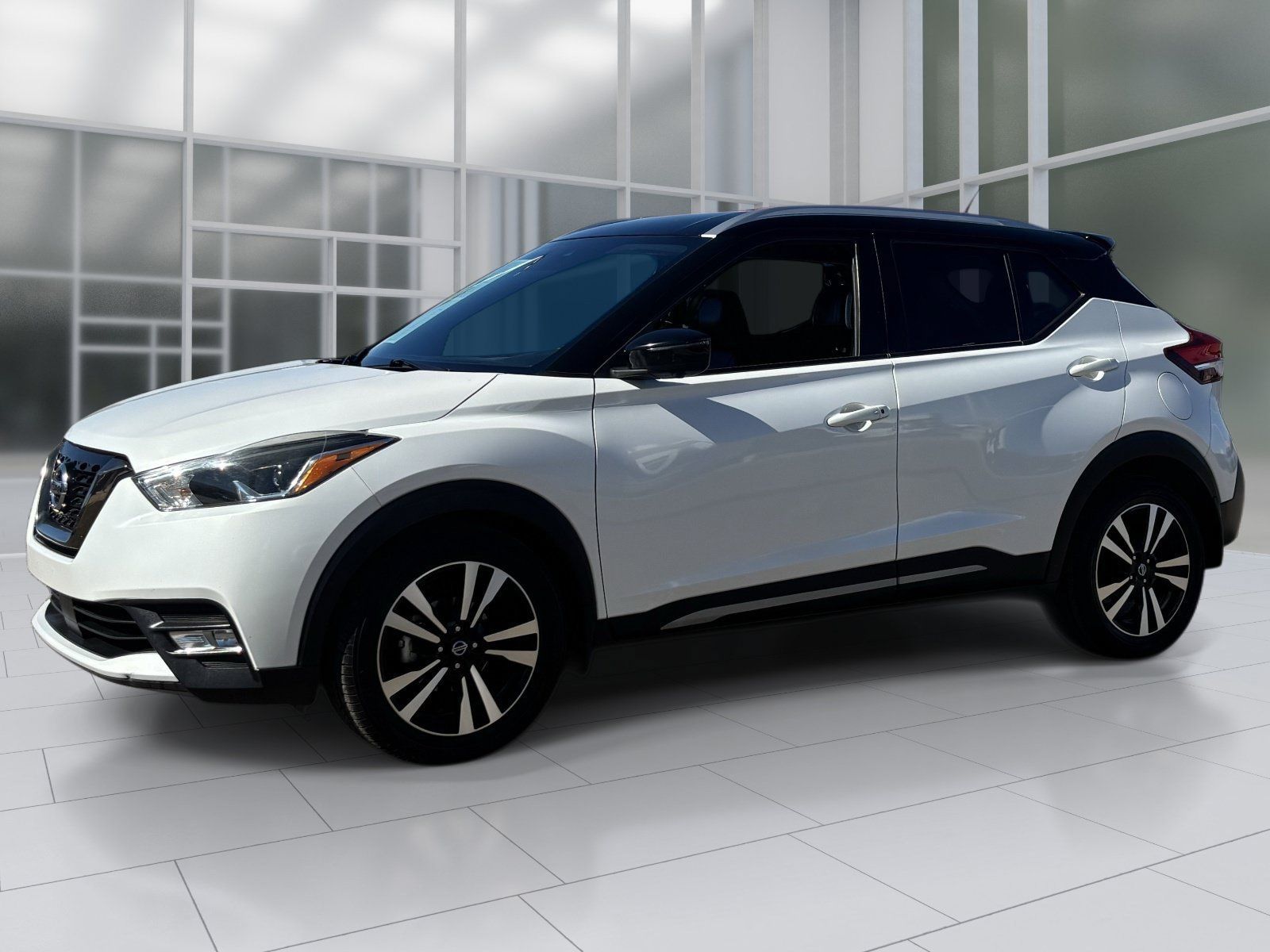 Used 2020 Nissan Kicks SR w/ SR Premium Package FWD image 2