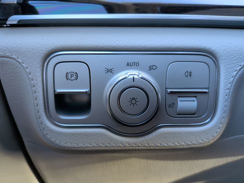 Used 2025 Mercedes-Benz GLS 450 4MATIC image 25