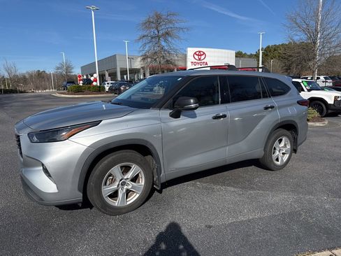 Used 2022 Toyota Highlander LE image 2