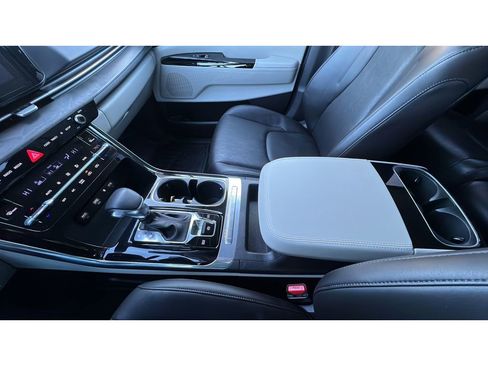 Used 2024 Kia Carnival EX image 20