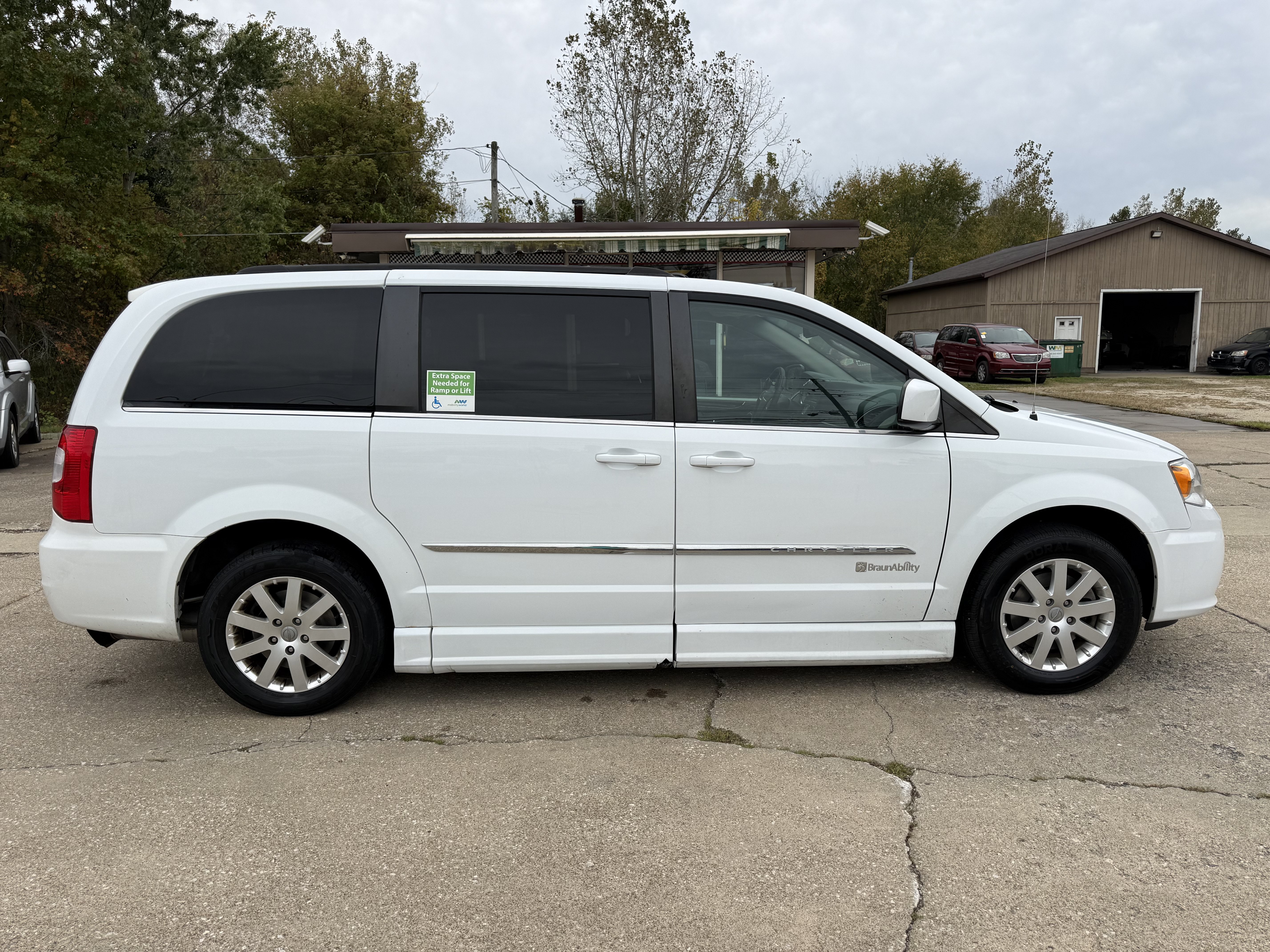 Used 2016 Chrysler Town & Country Touring FWD image 7