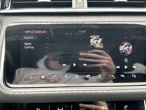 Used 2019 Land Rover Range Rover Velar R-Dynamic SE image 24