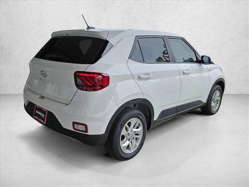 New 2026 Hyundai Venue SE image 2