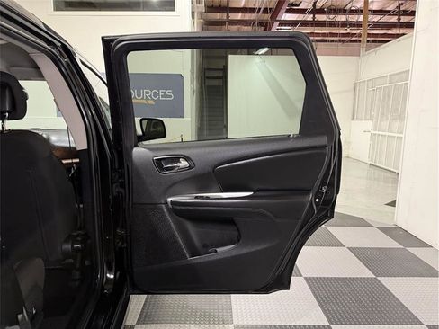 Used 2019 Dodge Journey SE image 28