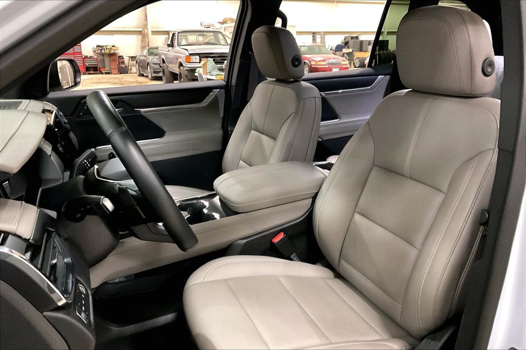 Used 2026 GMC Acadia Elevation w/ Elevation Premium Package AWD/4WD image 23