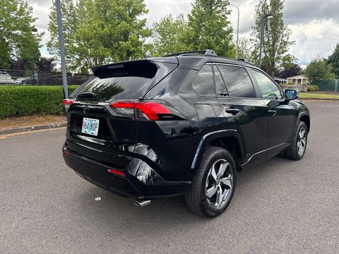 Used 2022 Toyota RAV4 SE w/ Weather & Moonroof Package AWD/4WD image 8