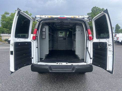 Used 2017 Chevrolet Express 2500 RWD image 19