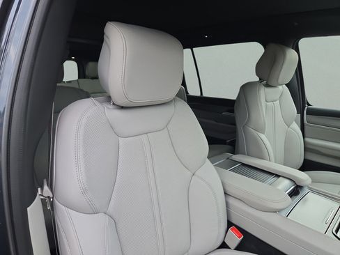 New 2025 Jeep Wagoneer L Series II AWD/4WD image 36