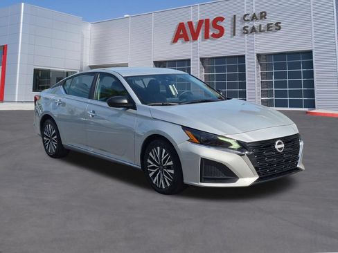 Used 2025 Nissan Altima 2.5 SV FWD image 3