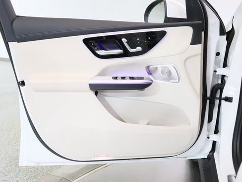 Used 2025 Mercedes-Benz GLC 350e 4MATIC image 17