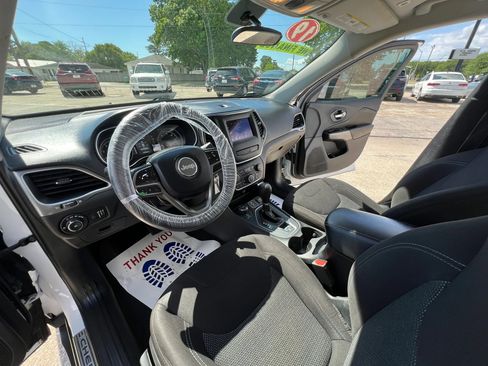 Used 2019 Jeep Cherokee Latitude w/ Popular Appearance Group image 12