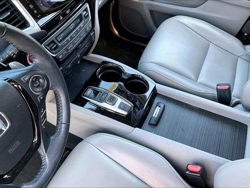 Used 2017 Honda Pilot Touring image 17