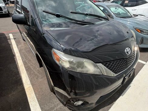 Used 2014 Toyota Sienna SE FWD image 2