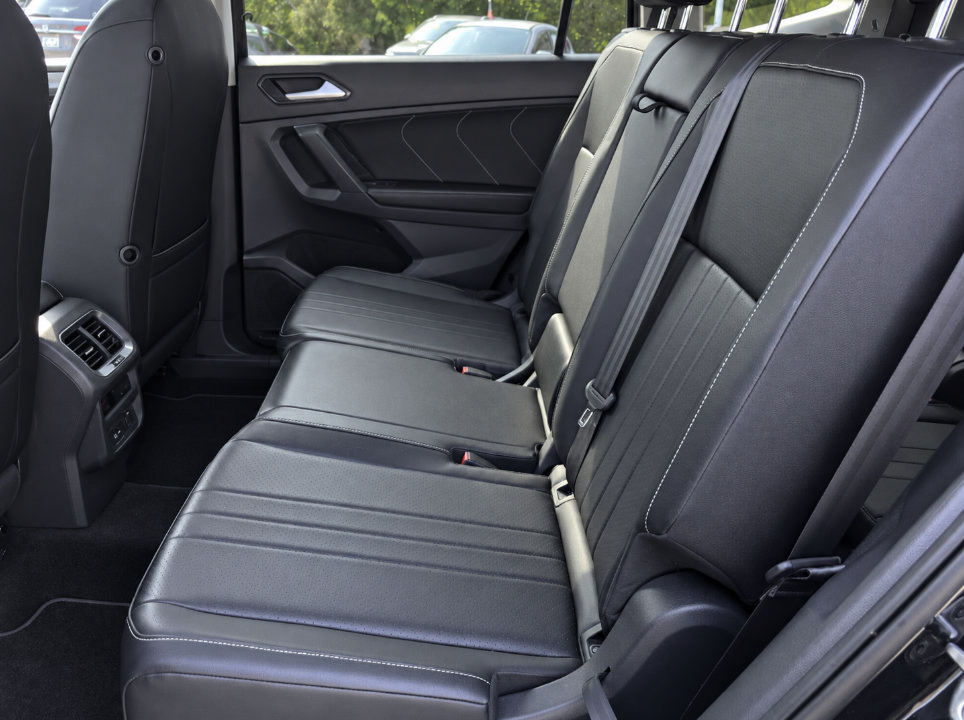 Certified 2023 Volkswagen Tiguan SE FWD image 13
