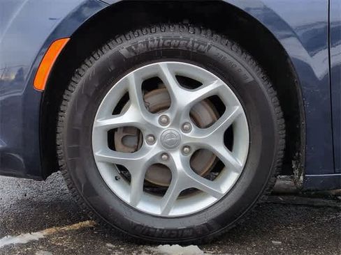 Used 2018 Chrysler Pacifica Touring-L Plus w/ Tire & Wheel Group image 14