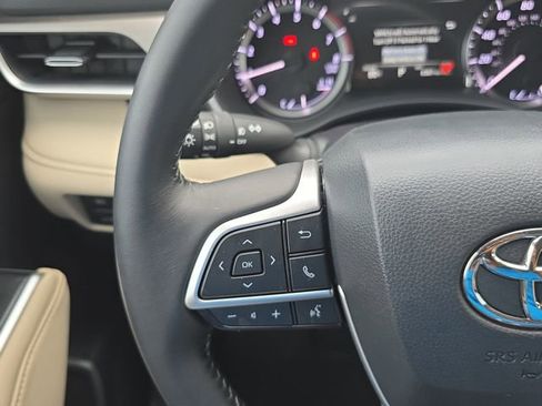 Used 2025 Toyota Highlander XLE image 18