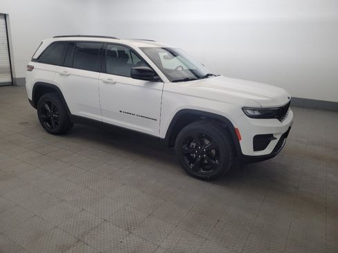 Used 2023 Jeep Grand Cherokee Altitude AWD/4WD image 11