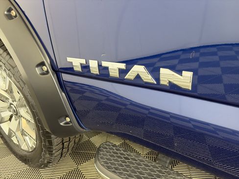 Used 2021 Nissan Titan SL w/ Moonroof Package AWD/4WD image 17