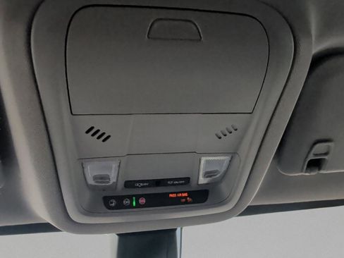 Used 2023 GMC Acadia SLE image 21