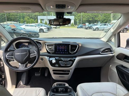 Used 2017 Chrysler Pacifica Touring-L FWD image 8