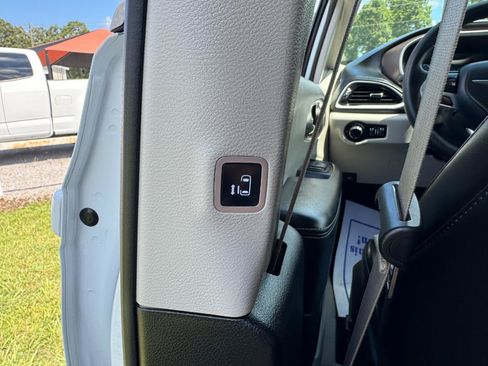 Used 2021 Chrysler Voyager Lxi FWD image 21