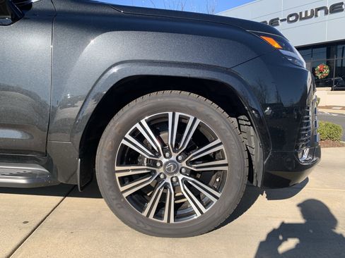 Used 2024 Lexus LX 600 4WD w/ Luxury Package image 11