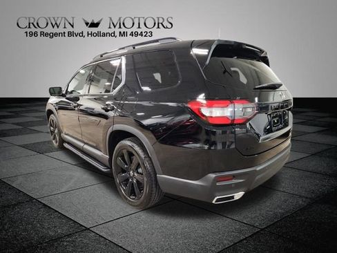 Certified 2025 Honda Pilot Black Edition image 5
