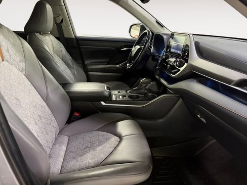Used 2022 Toyota Highlander Bronze Edition image 19