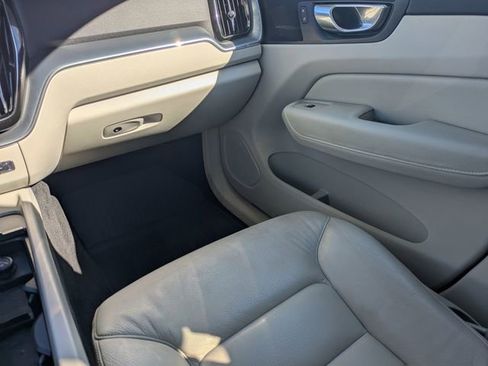 Used 2018 Volvo XC60 T6 Momentum w/ Convenience Package image 18