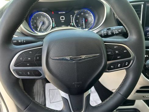 Used 2024 Chrysler Pacifica Touring-L FWD image 17