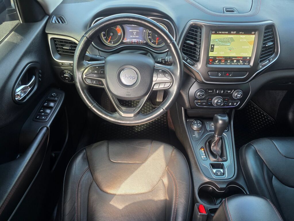 Used 2019 Jeep Cherokee Trailhawk AWD/4WD image 2