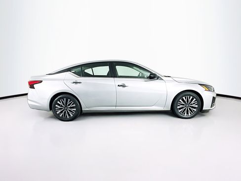Used 2024 Nissan Altima 2.5 SV FWD image 10