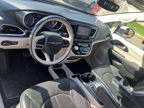 Used 2020 Chrysler Pacifica Limited image 11